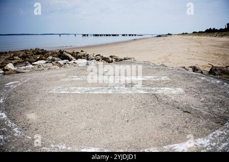 Plage d'atterrissage d'hélicoptère en béton à côté d'une plage en france Banque D'Images