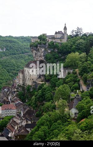 Vue de Rocamadour un petit village au sommet d'une falaise dans la région de la dordogne en france Banque D'Images