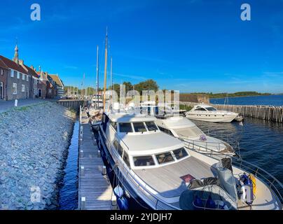 Veere, Zélande, pays-Bas - 10 août 2022 : bateaux et yachts dans le port de Veere. Banque D'Images