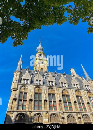 Veere, Zélande, pays-Bas - 10 août 2022 : vue extérieure de face de l'ancien hôtel de ville de Veere. Banque D'Images