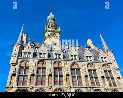 Veere, Zélande, pays-Bas - 10 août 2022 : vue extérieure de face de l'ancien hôtel de ville de Veere. Banque D'Images