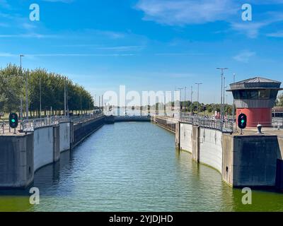 Veere, Zélande, pays-Bas - 10 août 2022 : entrée de l'écluse du canal dans la ville de Veere. Banque D'Images
