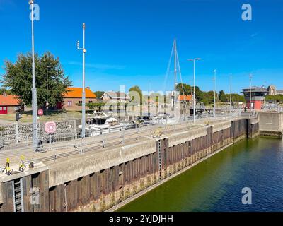 Veere, Zélande, pays-Bas - 10 août 2022 : bateaux et yachts dans l'écluse du canal dans la ville de Veere. Banque D'Images