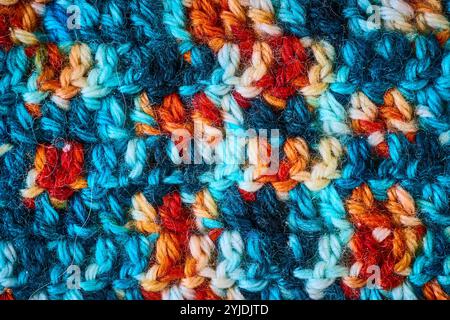 Vue rapprochée de haut en bas du motif en laine tricotée colorée Banque D'Images