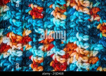 Vue rapprochée de haut en bas du tissu au crochet complexe aux couleurs éclatantes Banque D'Images