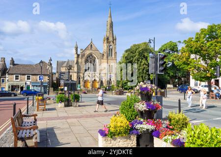 Barnard Castle Église méthodiste et les gens sur Galgate dans la petite ville anglaise de marché du château de Barnard Teesdale County Durham Angleterre GB Europe Banque D'Images