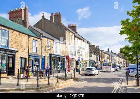 Barnard Castle County Durham - Shoppers et magasins sur Galgate dans la ville de marché de Barnard Castle Teesdale County Durham Angleterre GB Europe Banque D'Images