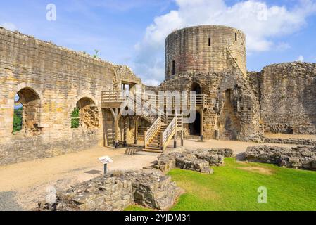 Barnard Castle Great Hall avec les murs en ruines autour de la tour et le quartier intérieur du château médiéval Barnard Castle County Durham Angleterre GB Europe Banque D'Images