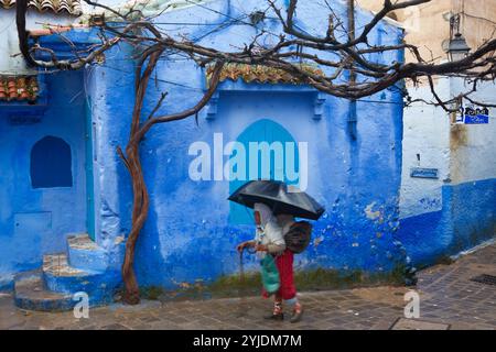 Vieille femme dans la rue, Chefchaouen Maroc Banque D'Images