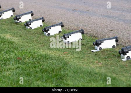 Windsor, Berkshire, Royaume-Uni. 14 novembre 2024. 21 mini canons ont été tirés aujourd’hui lors de la longue marche à Windsor, Berkshire, avec pour toile de fond le château de Windsor pour célébrer l’anniversaire de sa Majesté le Roi. Le premier canon a été tiré par le maire de l'arrondissement royal de Windsor et Maidenhead, le conseiller Simon Bond. Les résidents et les invités ont ensuite chanté joyeux anniversaire au roi. Crédit : Maureen McLean/Alamy Live News Banque D'Images