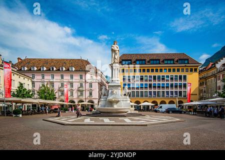 BOLZANO, ITALIE – 27 AOÛT 2024 : Piazza Walther, le cœur de Bolzano, présente la statue emblématique de Walther von der Vogelweide, un poète médiéval, sur Banque D'Images