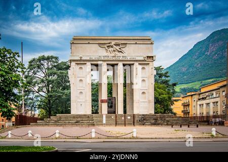 BOLZANO, ITALIE – 27 AOÛT 2024 : le Monument à la victoire de Bolzano est un symbole de l’histoire de la ville, surplombant la vallée et offrant stu Banque D'Images