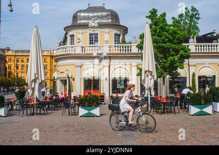 BOLZANO, ITALIE – 27 AOÛT 2024 : les charmantes rues du centre-ville de Bolzano, bordées de bâtiments historiques, reflètent le mélange de an italien de la ville Banque D'Images