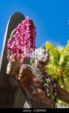 Waikiki, Oahu, Hawaï, États-Unis – 17 février 2022 : gros plan du bras de la statue emblématique du duc Kahanamoku Banque D'Images