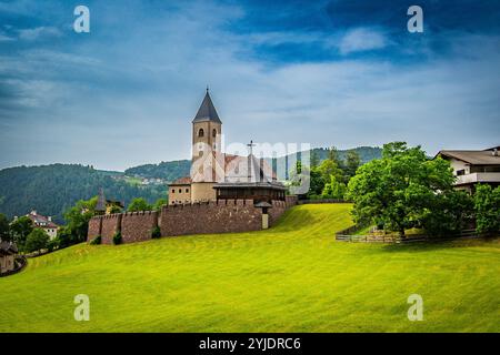 SIUSI ALLO SCILIAR, ITALIE – 27 AOÛT 2024 : L'église de Santa Croce, un monument pittoresque à Siusi allo Sciliar, situé contre le magnifique backdro Banque D'Images