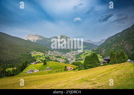 SIUSI ALLO SCILIAR, ITALIE – 27 AOÛT 2024 : un monument pittoresque à Siusi allo Sciliar, avec pour toile de fond les Dolomites Banque D'Images