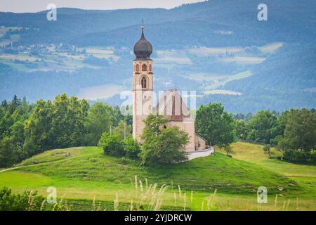 SIUSI ALLO SCILIAR, ITALIE – 27 AOÛT 2024 : un monument pittoresque à Siusi allo Sciliar, avec pour toile de fond les Dolomites Banque D'Images