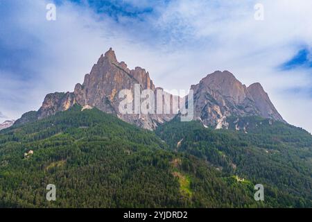 SIUSI ALLO SCILIAR, ITALIE – 27 AOÛT 2024 : un monument pittoresque à Siusi allo Sciliar, avec pour toile de fond les Dolomites Banque D'Images