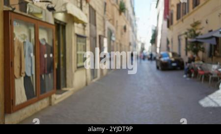 Rue floue de rome avec pavés, bâtiments anciens et sièges extérieurs avec effet bokeh doux, capturant l'ambiance charmante de la vieille ville Banque D'Images