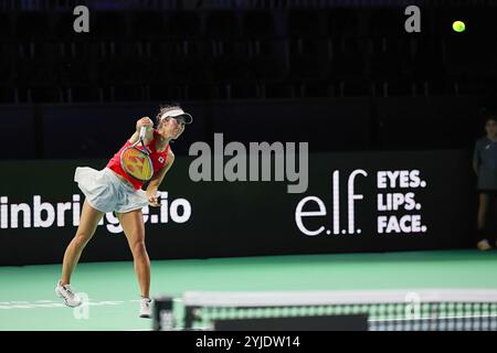 Malaga, Malaga, Espagne. 14 novembre 2024. ENA Shibahara du Japon, sert lors de la finale de la Coupe Billie Jean King 2024 - Tennis féminin (crédit image : © Mathias Schulz/ZUMA Press Wire) USAGE ÉDITORIAL SEULEMENT! Non destiné à UN USAGE commercial !/Alamy Live News Banque D'Images