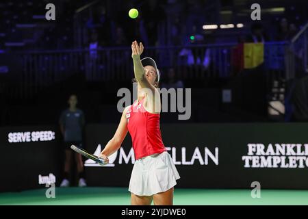 Malaga, Malaga, Espagne. 14 novembre 2024. ENA Shibahara du Japon, sert lors de la finale de la Coupe Billie Jean King 2024 - Tennis féminin (crédit image : © Mathias Schulz/ZUMA Press Wire) USAGE ÉDITORIAL SEULEMENT! Non destiné à UN USAGE commercial !/Alamy Live News Banque D'Images