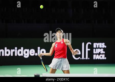 Malaga, Malaga, Espagne. 14 novembre 2024. ENA Shibahara, du Japon, revient en avant dans son 1er match lors de la finale de la Coupe Billie Jean King 2024 - Tennis féminin (crédit image : © Mathias Schulz/ZUMA Press Wire) USAGE ÉDITORIAL SEULEMENT! Non destiné à UN USAGE commercial !/Alamy Live News Banque D'Images