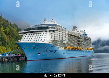 Skagway, Alaska, États-Unis - 23 septembre 2024 : vue extérieure du navire de croisière Ovation of the Seas de Royal Caribbean amarré à Skagway, Alaska. Banque D'Images