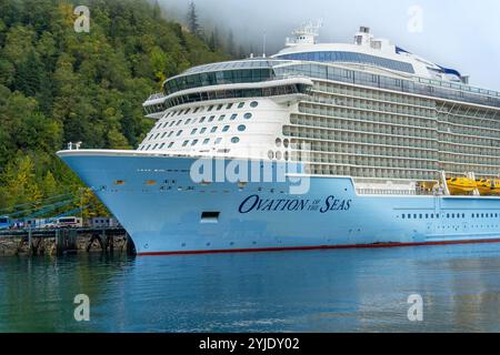 Skagway, Alaska, États-Unis - 23 septembre 2024 : vue extérieure du navire de croisière Ovation of the Seas de Royal Caribbean amarré à Skagway, Alaska. Banque D'Images