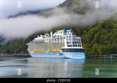 Skagway, Alaska, États-Unis - 23 septembre 2024 : vue extérieure du navire de croisière Ovation of the Seas de Royal Caribbean amarré à Skagway, Alaska. Banque D'Images