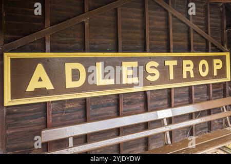 Le panneau de la gare pour le village d'Adlestrop, Gloucestershire Royaume-Uni - il a inspiré le poème du poète de la première Guerre mondiale Edward Thomas Banque D'Images