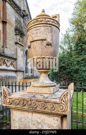 La tombe de Warren Hastings (mort en 1818) dans le cimetière de l'église St Peter dans le village Cotswold de Daylesford, Gloucestershire, Angleterre Banque D'Images