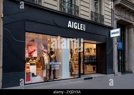 Vue extérieure d'une boutique Aigle à paris, France. Aigle est une marque française de bottes, chaussures et prêt-à-porter créée en 1853 Banque D'Images