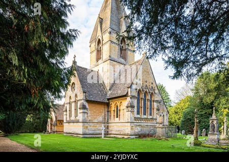 Église St Peter dans le village Cotswold de Daylesford, Gloucestershire, Angleterre Royaume-Uni - Warren Hastings est enterré dans le cimetière. Banque D'Images