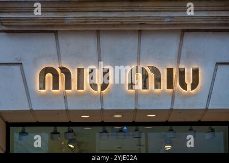 Signe et logo sur une boutique Miu Miu. Miu Miu est une marque italienne de vêtements et accessoires de haute couture pour femmes et une filiale de Prada Banque D'Images