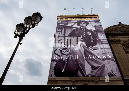 Panneau publicitaire de Ralph Lauren sur les échafaudages des travaux de restauration de la façade latérale de l’Opéra de Paris (Palais Garnier Banque D'Images