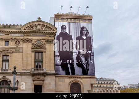 Panneau publicitaire de Ralph Lauren sur les échafaudages des travaux de restauration de la façade latérale de l’Opéra de Paris (Palais Garnier Banque D'Images