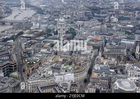 Vue aérienne de la ville de Londres montrant Queen Victoria Street et Gresham Street et la cathédrale St Paul, ville de Londres, Londres, Royaume-Uni Banque D'Images