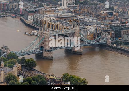 Une vue aérienne de Tower Bridge qui enjambe la Tamise, achevé en 1894, c'est l'un des monuments les plus reconnaissables de Londres, City of London, UK Banque D'Images