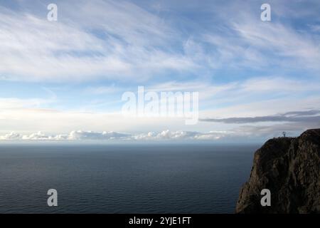 En Norvège, sur l'île de Magerøya, à l'une des extrémités nord, se trouve le Cap Nord, un plateau d'ardoise s'élevant abruptement de l'océan Arctique., en Norwe Banque D'Images