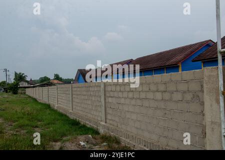 clôture murale d'école avec ciment ou brique finition à l'extérieur avec bleu ciel Banque D'Images