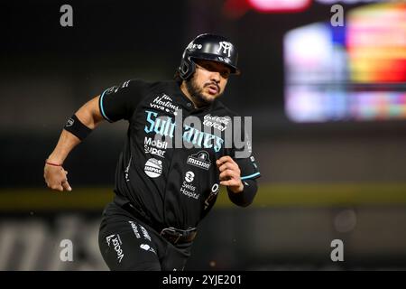 HERMOSILLO, MEXIQUE - 13 NOVEMBRE : Jose Manuel Orozco des Sultanes de Monterrey court à la troisième base de la deuxième manche, lors d'un match de Liga ARCO Mexicana del Pacifico à l'Estadio Fernando Valenzuela le 13 novembre 2024 à Hermosillo, Mexique. (Photo de Luis Gutierrez/Norte photo) Banque D'Images