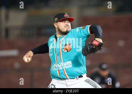 HERMOSILLO, MEXIQUE - 13 NOVEMBRE : José Samayoa lance le ballon en première manche lors d'un match de Liga ARCO Mexicana del Pacifico à l'Estadio Fernando Valenzuela le 13 novembre 2024 à Hermosillo, Mexique. (Photo de Luis Gutierrez/Norte photo) Banque D'Images