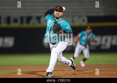 HERMOSILLO, MEXIQUE - 13 NOVEMBRE : José Samayoa lance le ballon en première manche lors d'un match de Liga ARCO Mexicana del Pacifico à l'Estadio Fernando Valenzuela le 13 novembre 2024 à Hermosillo, Mexique. (Photo de Luis Gutierrez/Norte photo) Banque D'Images