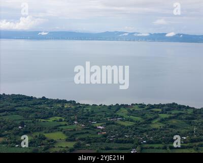 Moulins à vent sur le paysage de la rive du lac vue aérienne drone au Nicaragua Banque D'Images