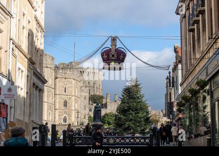 Windsor, Berkshire, Royaume-Uni. 14 novembre 2024. Noël arrive à Windsor dans le Berkshire. Les acheteurs étaient en ville aujourd'hui en train de faire un peu de shopping de Noël. Crédit : Maureen McLean/Alamy Live News Banque D'Images