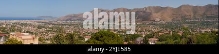 Vue panoramique sur la ville de Palerme et les montagnes de la ville de Monreale, Sicile, Italie du Sud Banque D'Images