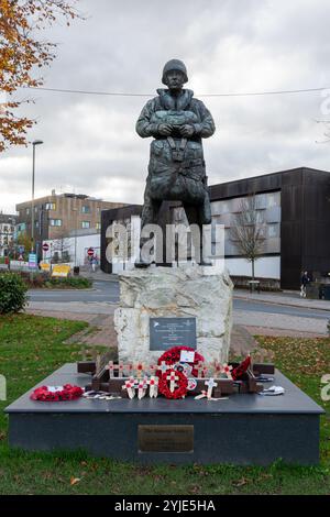 Couronnes de coquelicots déposées devant la statue du soldat aéroporté à Princes Gardens, Aldershot, le dimanche du souvenir, novembre 2024, Hampshire, Angleterre, Royaume-Uni Banque D'Images