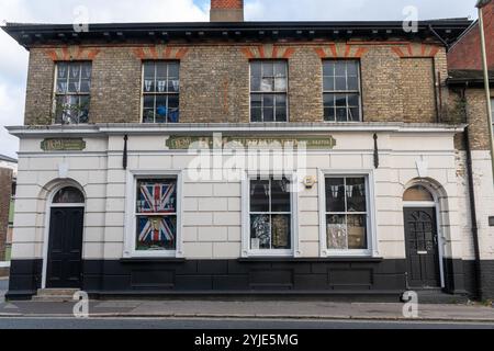 H.M. Supplies magasin ou entreprise dans la ville d'Aldershot, détaillant vendant des vêtements et équipements militaires et de survie en plein air, Hampshire, Angleterre, Royaume-Uni Banque D'Images