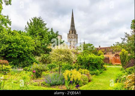 Une vue devant des parterres de fleurs vers la cathédrale de Chichester dans le centre de Chichester, Sussex en été Banque D'Images