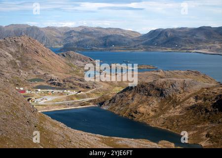 En Norvège, sur l'île de Magerøya, à l'une des extrémités nord, se trouve le Cap Nord, un plateau d'ardoise s'élevant abruptement de l'océan Arctique., en Norwe Banque D'Images